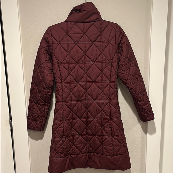 Patagonia Burgundy Puffer Jacket with Quilted Design and High Collar - Small - Picture 5 of 5